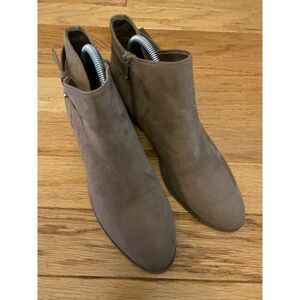 Old Navy women's tan faux suede 2" block heel side zip ankle bootie size 9